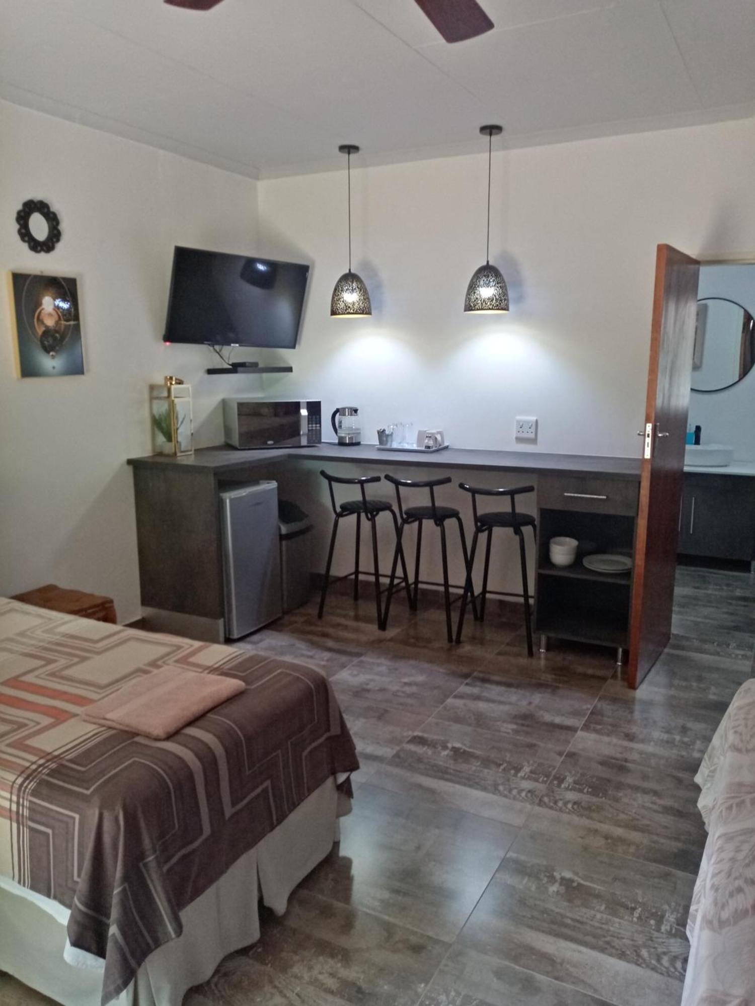 De La Rose Guesthouse Lephalale Εξωτερικό φωτογραφία